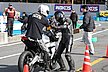 耐久レースで好成績を残すには、素早いピット作業が欠かせません。ライダー交代は重要な作戦ポイントです。今回のレースではライダーは走行時に腕章を着用。ライダー交代時に腕章を引き渡すことで、ライダー交代が認められるルールとされていました。