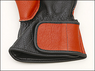オイルド加工を施したレザー手首部はダイヤモンドステッチで脱着が容易なベルクロストラップを採用。