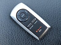 数多くの機能を設定、使いこなすのに便利なリモコンが標準で付属。コンパクトながらほぼすべての操作がこれで可能。ホルダーも付属しているので、メーター周りなどに設置できる。