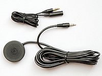 付属スピーカーをヘルメットに仕込むほか、既存のスピーカーも利用できる。音声取出し用の延長コードにトランスミッターを接続し、B＋COMワイヤレスインカムに飛ばすことも可能。