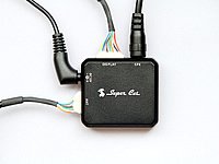 電源やディスプレイ、アンテナ、スピーカーなど、すべての機器はこのジャンクションボックスでまとめられる。これによって、各部を自由な場所に設置できるのだ。Super Catのロゴは信頼の証!!