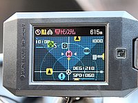 2.2インチのiPS液晶ディスプレイは、昼夜を問わずカラフルで視認性が良好。さまざまな情報をアニメーションなどで視覚的に伝えてくれるので、ライディングの邪魔をすることがない。