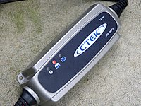 バッテリーに接続するだけで、自動的に4ステップでの充電を開始。電極をメンテナンスするサルフェーション除去から、長期保管用のパルスメンテナンスまでマイコンで自動的に判断する。