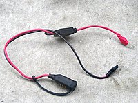 バイクにあらかじめ接続しておくことで、バッテリー充電を容易にする接続コードが付属。また、パッケージにはワニ口クリップもセット。いずれも安全対策のためヒューズが内蔵されている。