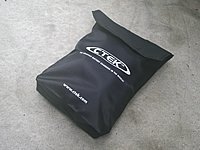 CTEKロゴが入った収納バッグが標準で付属。使い終わったら配線と本体をまとめて収納可能だ。また、クリアポケットを備えており、説明書やメンテナンスメモなどを入れておくこともできる。