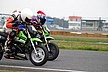 こちらは接戦の様子。大型バイクと比べたら、比較的安全に乗れるので思いっきりレース走行を楽しむことができます。 こちらは接戦の様子。大型バイクと比べたら、比較的安全に乗れるので思いっきりレース走行を楽しむことができます。