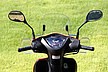 バイザーを装着していても視界は十分。なおメーターはシンプルで視認性の高いデザインです。