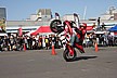 エクストリームライドショーがスタートしました。プロライダーにとってウイリーは朝メシ前です。
