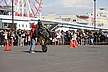 仲間が立つすぐそばでジャックナイフ。よい子はマネしないでくださいね。