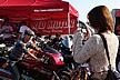 ふだんは触れることのできないドラッグレーサーにまたがって記念撮影。