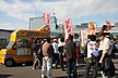 昼食はＢ級グルメやケバブなどのケータリング。長蛇の列ができていました。