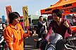 展示即売会ブースで人気車種の詳しい説明を聞く来場者たち。