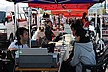 真剣な面持ちでショップスタッフの説明を聞きます。
