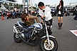 モデルさんも休憩時間に引き起こし体験にチャレンジ。バイクの免許がほしいそうです。