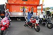 カスタム車両コンテストの表彰式。左から２位のスズキ ハヤブサ、優勝のホンダ CB1100R、３位のスズキ カタナです。