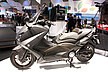 ジャパンプレミアとなるYAMAHA TMAX。ブーメランイメージを継承したアグレッシブなスタイリングが特徴。 ジャパンプレミアとなるYAMAHA TMAX。ブーメランイメージを継承したアグレッシブなスタイリングが特徴。