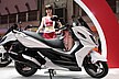 水冷4ストローク単気筒298.9ccのK-XCT300i。シャーシを短くすることで操舵性の機敏さと安定性を確保。 水冷4ストローク単気筒298.9ccのK-XCT300i。シャーシを短くすることで操舵性の機敏さと安定性を確保。