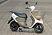 これまでの原付スクーターと同じ質感のスズキ e-Let's。それもそのはず、ガソリン車のスズキ レッツ４バスケットがベース車体です。