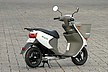 電動バイクですから、もちろんマフラーはありません。そのため右サイドはスッキリとしています。