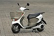 シート下にバッテリーを登載しているため、前面のバスケットは貴重な積載スペースといえますね。