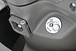 シャッター付キーシリンダーにスズキ車でおなじみのかばんホルダー。なお、インナーラックには２リットルペットボトルも入ります。