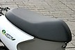 足つき性、着座性ともに良好なシート。このシート下にバッテリーが登載されています。