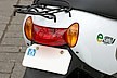 テールランプの上にはグリップ付のキャリアが装備されています。