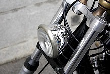 トップのトリプルツリー前面は加工後スムージングされる。ヘッドライトのくすんだリム部はブラットスタイルならではの手法だ。