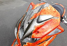 バイナルグラフィックのようなリアルさを、驚くことにペイントで表現！ 限りなく実物に近い金属プレート的手法や、炎のように見えるオレンジのマーブルペイントなど、同ショップの極上ペイントワークが味わえる。