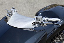 ハンドルまわりの一体感、そしてローフォルム化を狙うべく開発されたオリジナルのハンドルキットは、ハンドル・ハンドルカバー・メーター取り付けステーの3点セット。前方からの流れるデザインは逸脱だ。