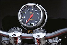 トップブリッジ中央にマウントされる米国オートメーター社のタコ。レーサーに必須の装備。