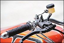 絶妙なブレーキタッチを実現するブレンボのラジアルポンプ。クラッチレバーはPMクラシックを選択。