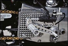 ステップ位置がミリ単位で設定可能なマウントに注目。