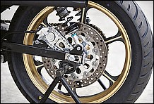 リアホイールはアクティブ社の鍛造アルミ製18インチに、150/90-18インチのダンロップ TT900GP をセット。ブレーキはPMのスプリンガー用。
