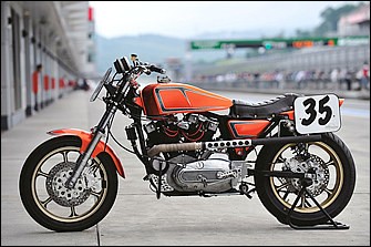 VEE MACHINE / 1981 XLH ふたつのフィールドで戦うために 写真