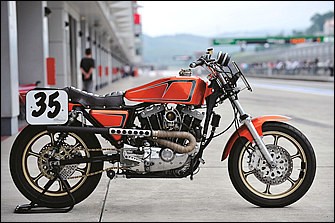 VEE MACHINE / 1981 XLH ふたつのフィールドで戦うために 写真