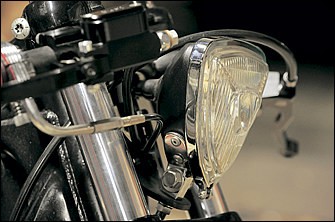 汎用トライアングルヘッドライトはボディをリメイク。厚さが倍あったという部位をスチールでレンズ径に合わせて仕上げ。