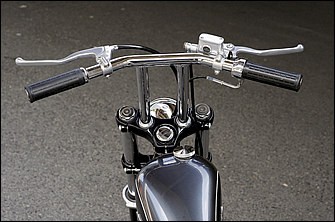 無理のないライディングポジションを生むライザー一体ハンドルは、ナイス！オリジナル・ワンピースドラッグバー。