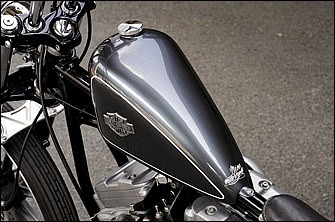 スリムかつコンパクトな形状がチョッパーとこれ以上ないほどの相性を見せるナイス！オリジナルチョップタンク。