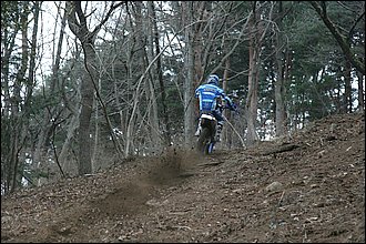 ⑤頂上が見えてきたのでアクセルを緩めるタイミングを見計らう。最後まで油断は禁物だ。