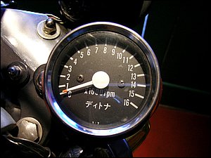 '70年代後半、杉並井荻に在った今岡商会（※部品メーカー、デイトナの初期）で入手して以来、約35年経っても今だ現役のタコメーター。同社のミニメーターの最初期の物で、片仮名で「ディトナ」と入ってる為、現代だと時々失笑されてしまいますが、個人的にはソコが妙に可愛いです。