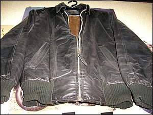 '76か'77年に地元アメ横で１時間近く値切って買った人生初の革ジャン。当時は裏地にボアが付いてる物が珍しかったのと、暖かく感じて真冬でも半袖Ｔ１枚で平気だった。