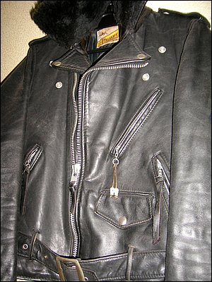 '80年（……だと思う）に入手したSchott。当時はかなり高額だったのと、渋谷バックドロップでしか手に入らず、かなり無理して買った。まだタグがバッファロー印だった時の物で、新品の頃はゴツく感じたけど今見るとかなり普通です。