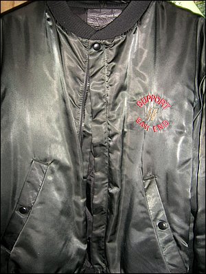 個人的には割と新しいと思う部類で、'96年にカナダで部品を探して偶然入った店、ハイウェイチョッパーズと言う所で買った物。普段作業着代わりに着てる為か、たった十数年で、もはやボロボロ。