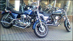 マフラーは換えてるけど、その他はストック部品も多い状態の'79年型XLH1000（CRフレーム）＆SHOVEL HEADのFXRが２台並んだ光景に、思わず昔を思い出してしまいました。