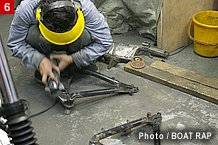 用意しておいたスイングアームを車体に合わせ成形し、丁寧にスムージング。