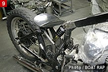 メインフレームのエンド部に装着するモノサスとシートを載せ、入念に位置チェック。