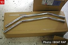 角度の付いたパイプを２本用意。フレームとスイングアームを繋ぐジョイントパーツだ。