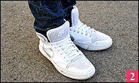 同じくスキニージーンズや純白のスニーカーなど彼女の雰囲気にこれ以上ないほどのマッチングを見せている。