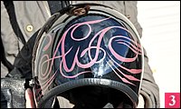 バイクに継いでお気に入りのヘルメット。ピンストで名前のAIがさり気にドローされている。